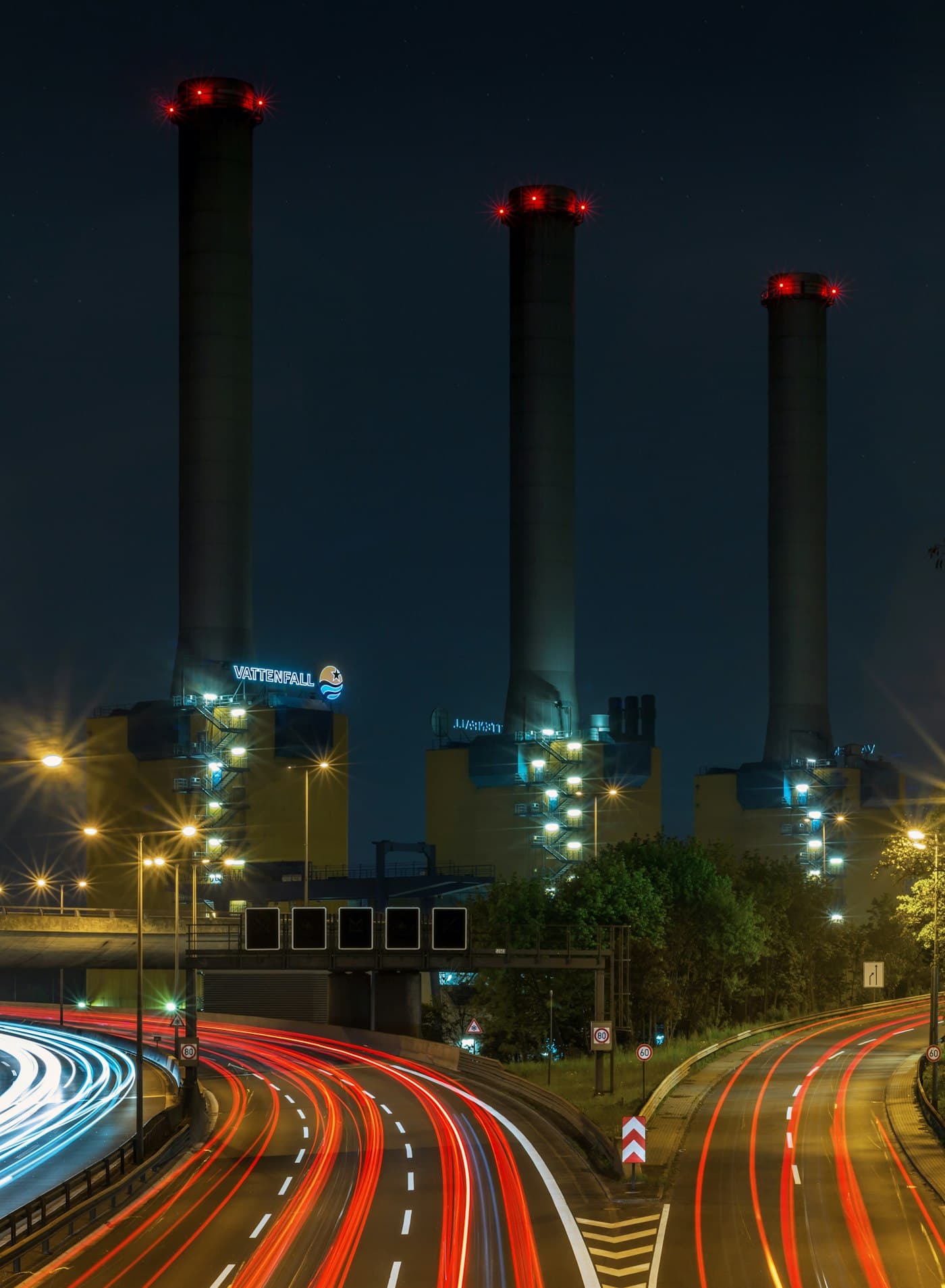 Berliner Straße bei Nacht als Symbolbild für Verkehrsstrafrecht